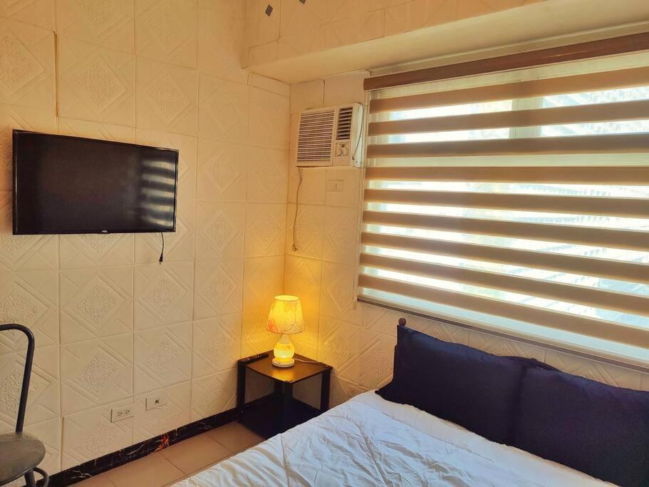 Urban Deca Edsa Budget Place W/ Unli Wi-fi Netflix Apartment Manila