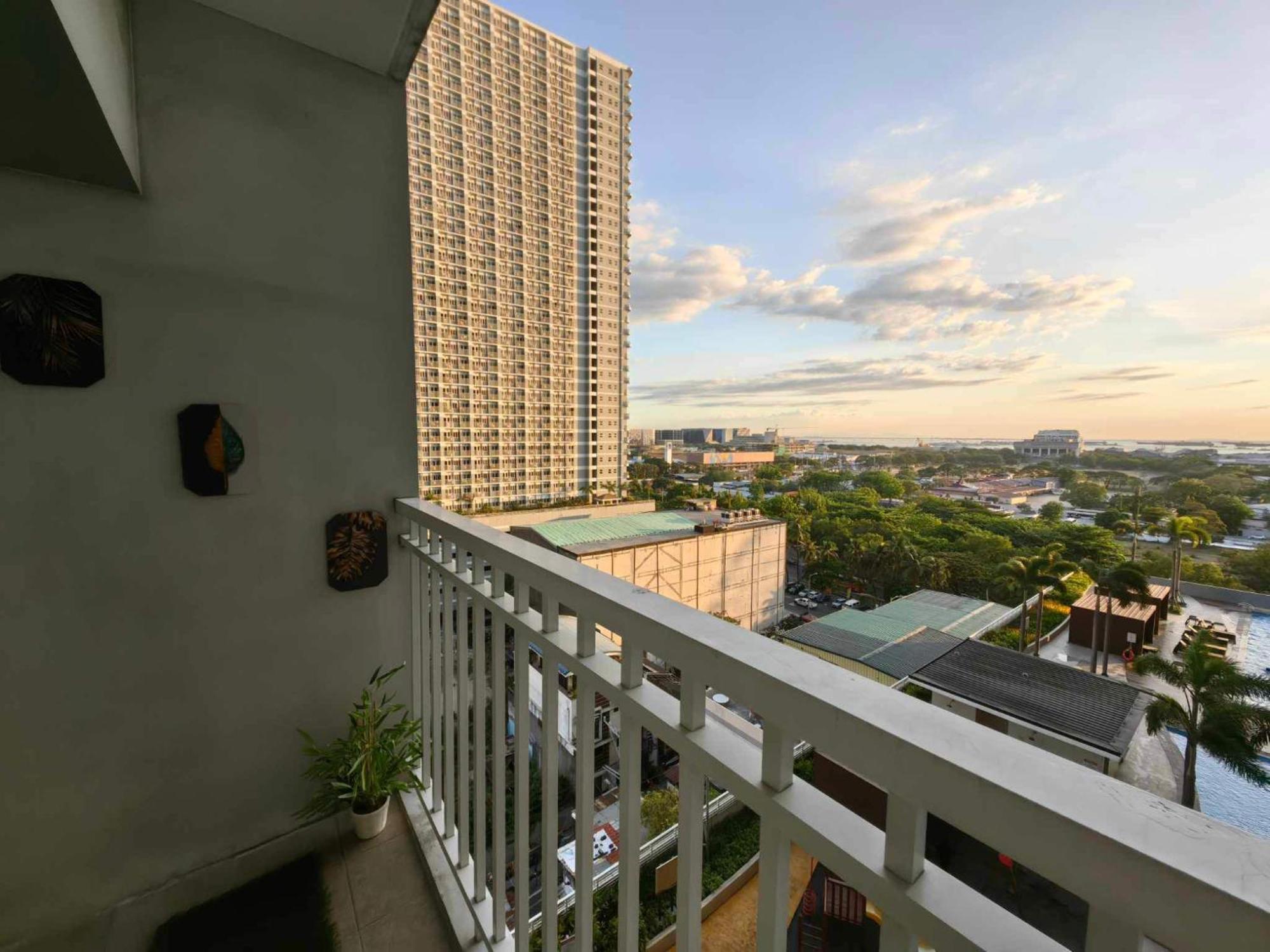 Near Moa, Naia, Picc, & Ccp That Is Comfy With A View! * Manila