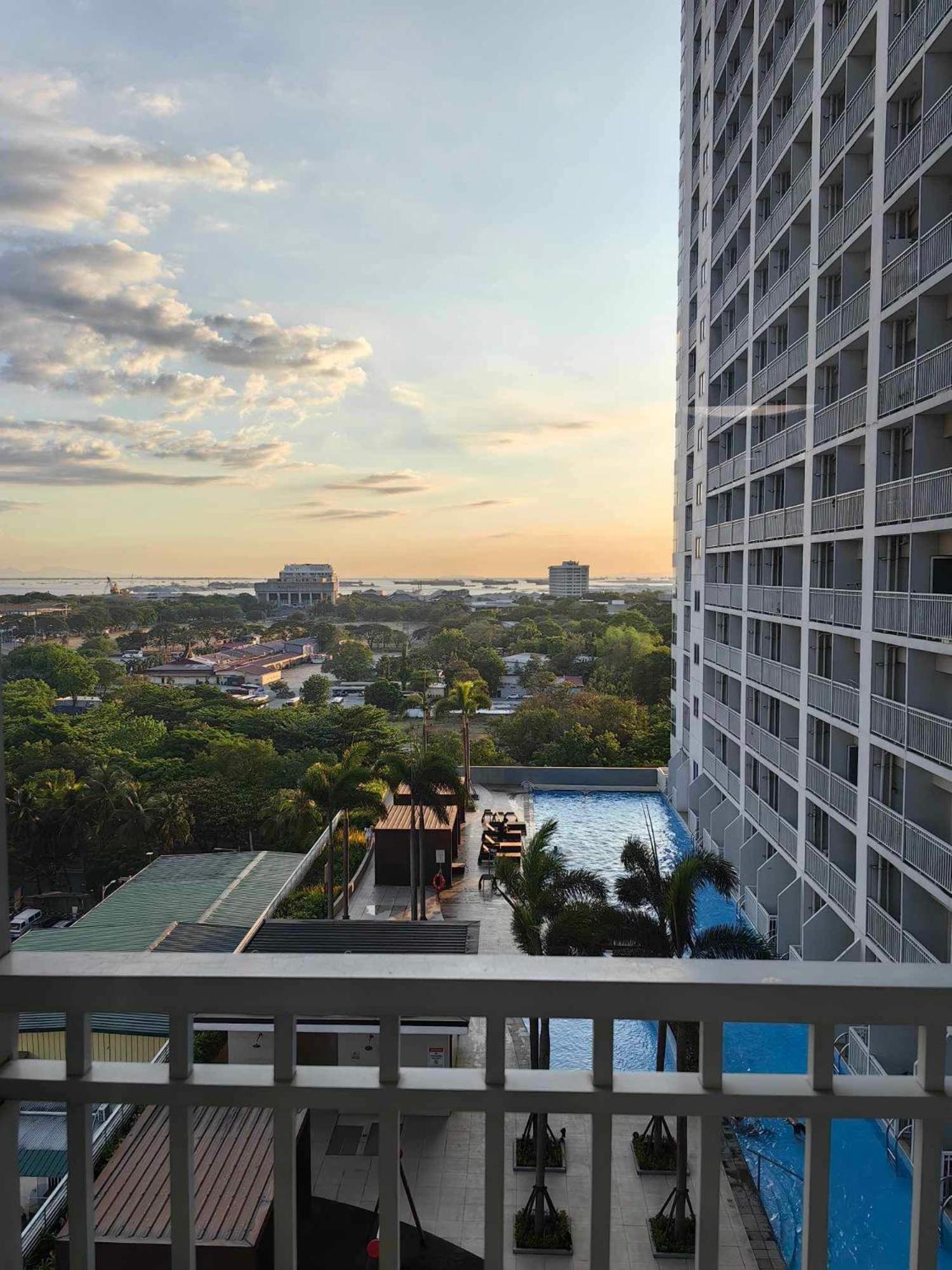 Near Moa, Naia, Picc, & Ccp That Is Comfy With A View! Apartment Manila