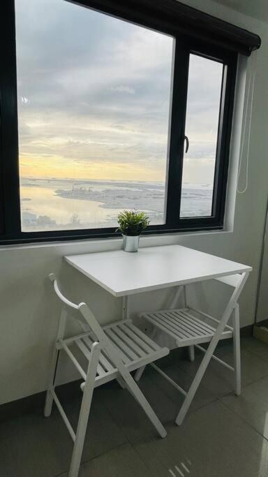 2br W/ Balcony Bay View Apartment Manila