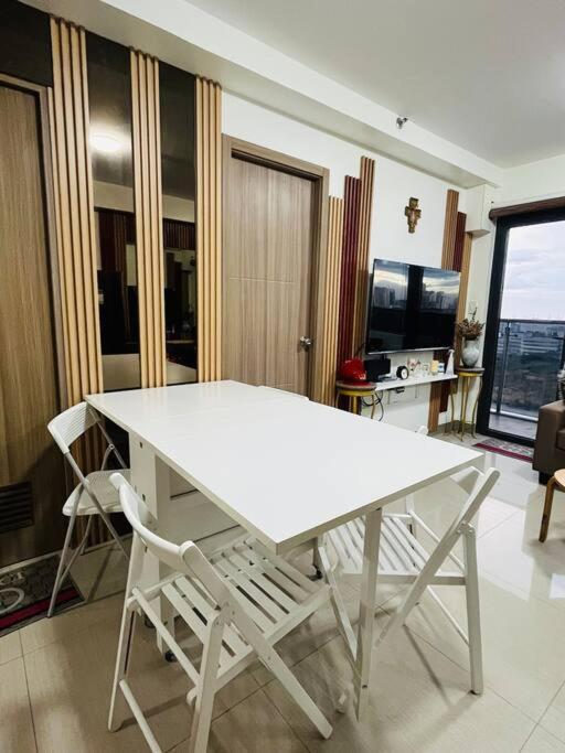 Apartment 2br W/ Balcony Bay View Manila