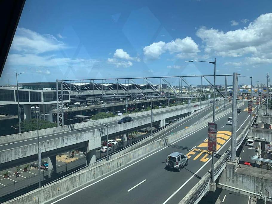 At 150 Newport Near Naia T3 *