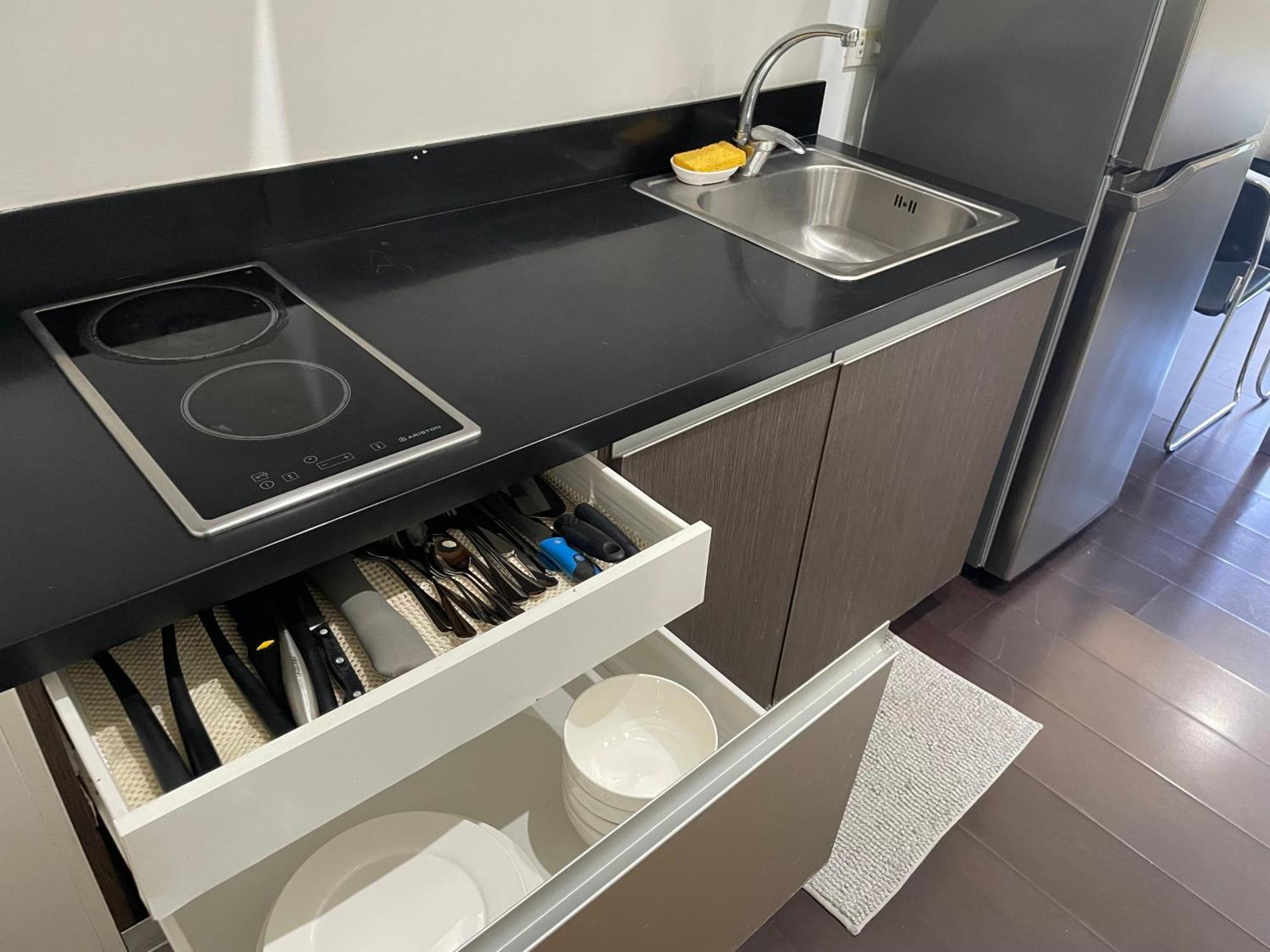 Apartamento For 4 With 300mbs Internet At Heart Of Makati Manila