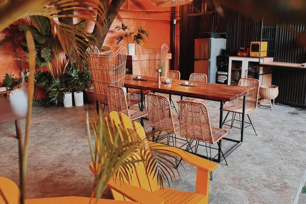 Apartment Bay Garden: Tropical Pool Villay Manila