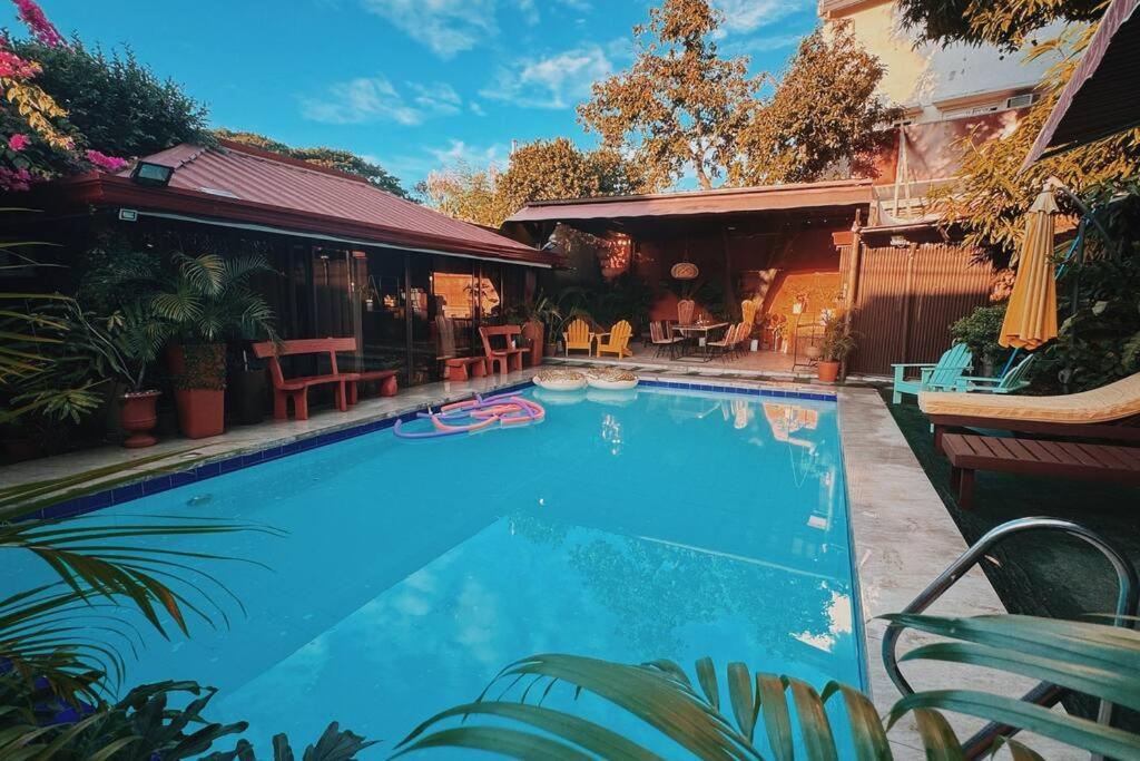 Bay Garden: Tropical Pool Villay Apartment Manila