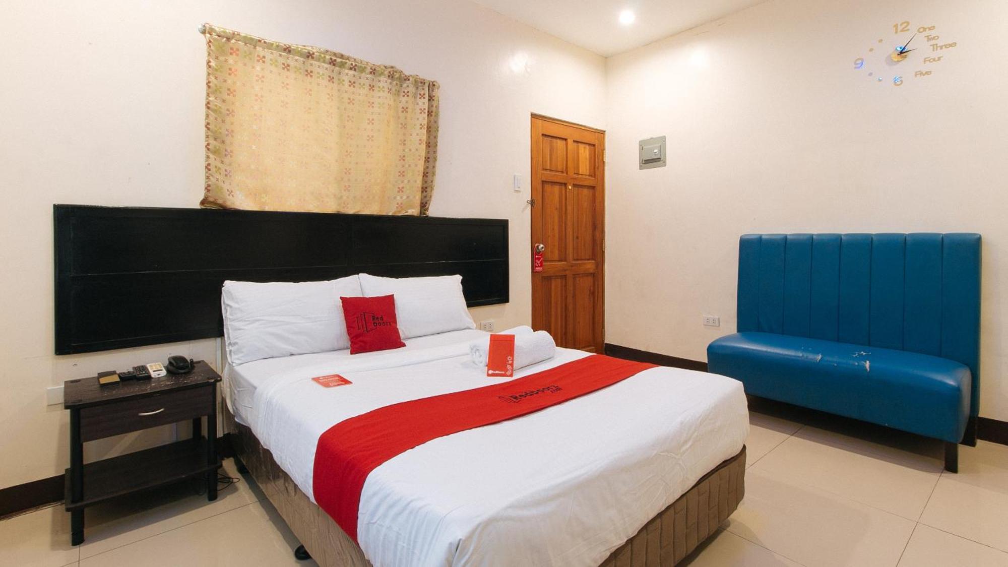 Reddoorz At V-cat Apartelle Sampaloc Hotel 3*