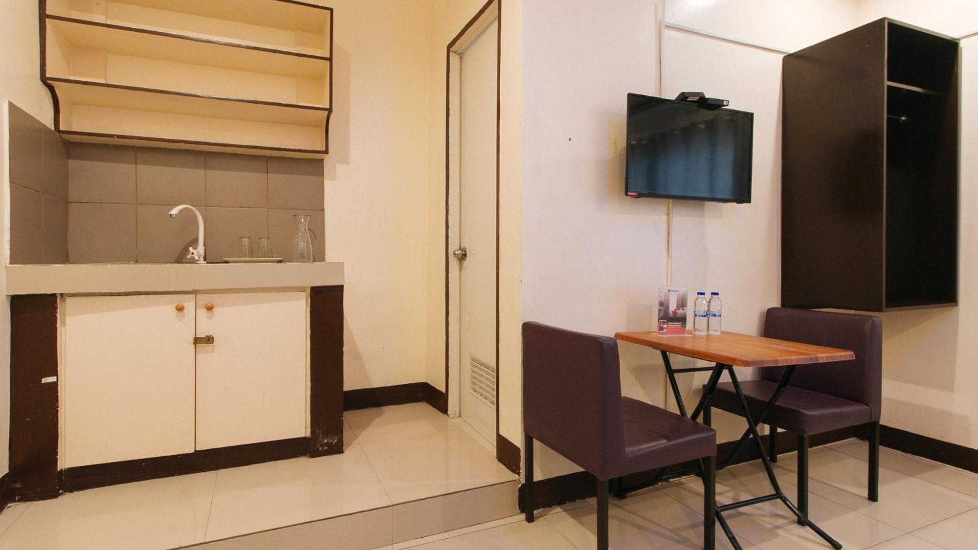 Reddoorz At V-cat Apartelle Sampaloc Hotel 3*