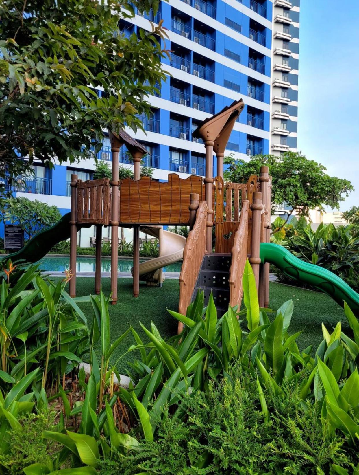 Artistry In Bloom Penthouse Retreat In Air Makati Blazing Fast 300 Mbps Air Apartment *