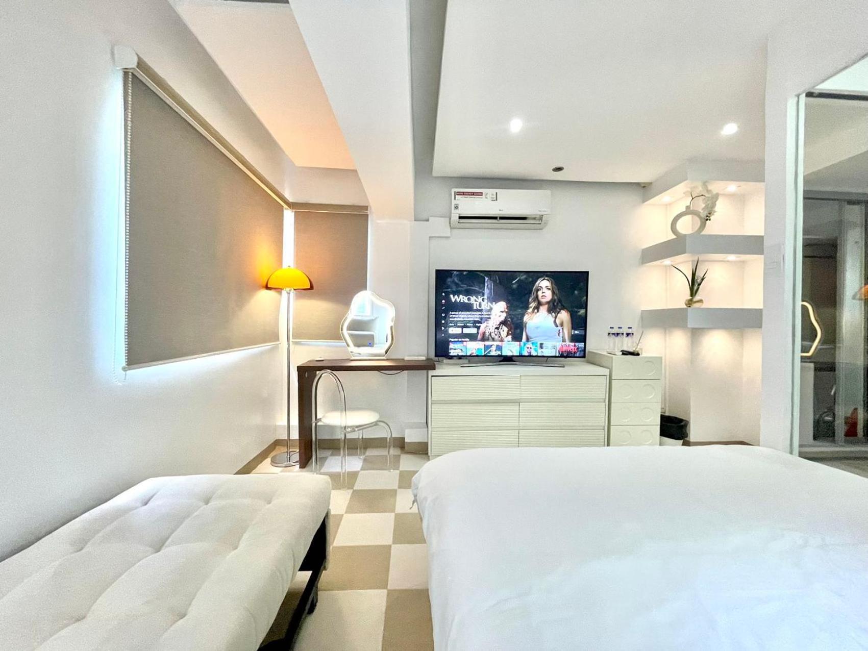 Thompson Victoria Tower Bgc Loft Type 1br