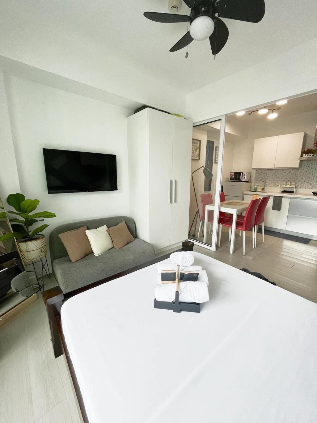 Riel's Condotel In Azure Beach Residences Aparthotel Manila