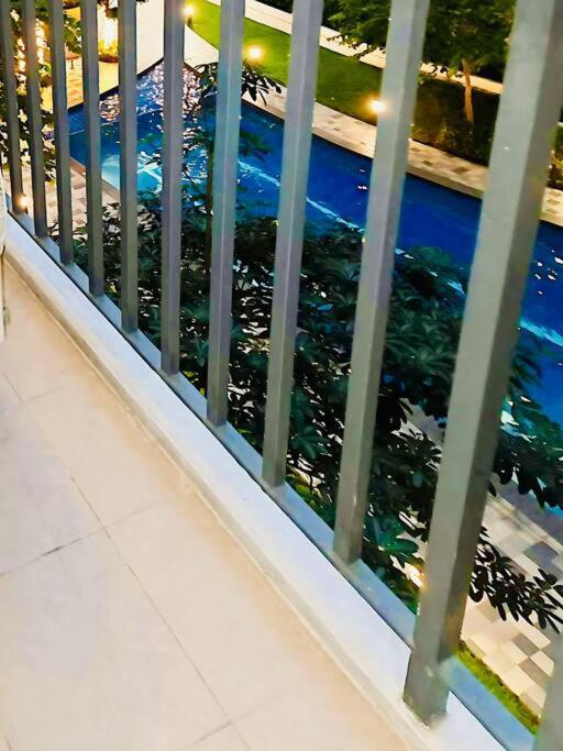 2 Condos, 5 Beds, 2 Cr @ Shore2 Moa Apartment *