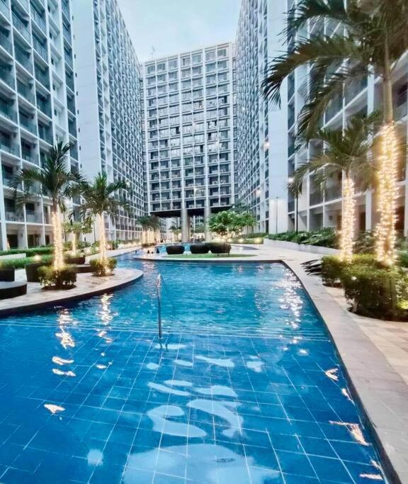 2 Condos, 5 Beds, 2 Cr @ Shore2 Moa * Manila