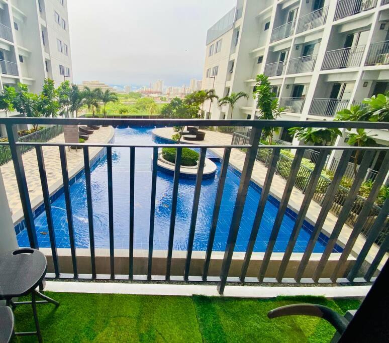 2 Condos, 5 Beds, 2 Cr @ Shore2 Moa Apartment *