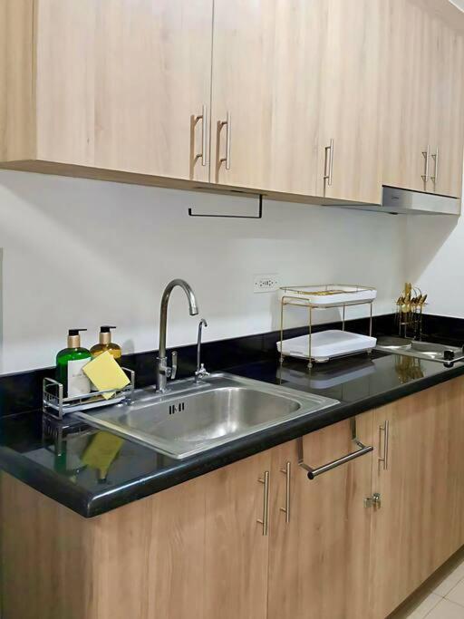 Apartment 2 Condos, 5 Beds, 2 Cr @ Shore2 Moa Manila