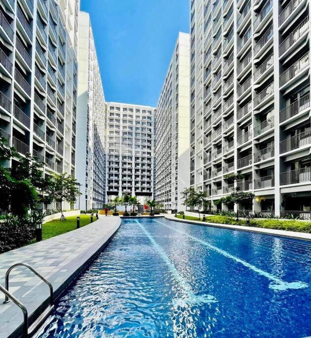 2 Condos, 5 Beds, 2 Cr @ Shore2 Moa Apartment *