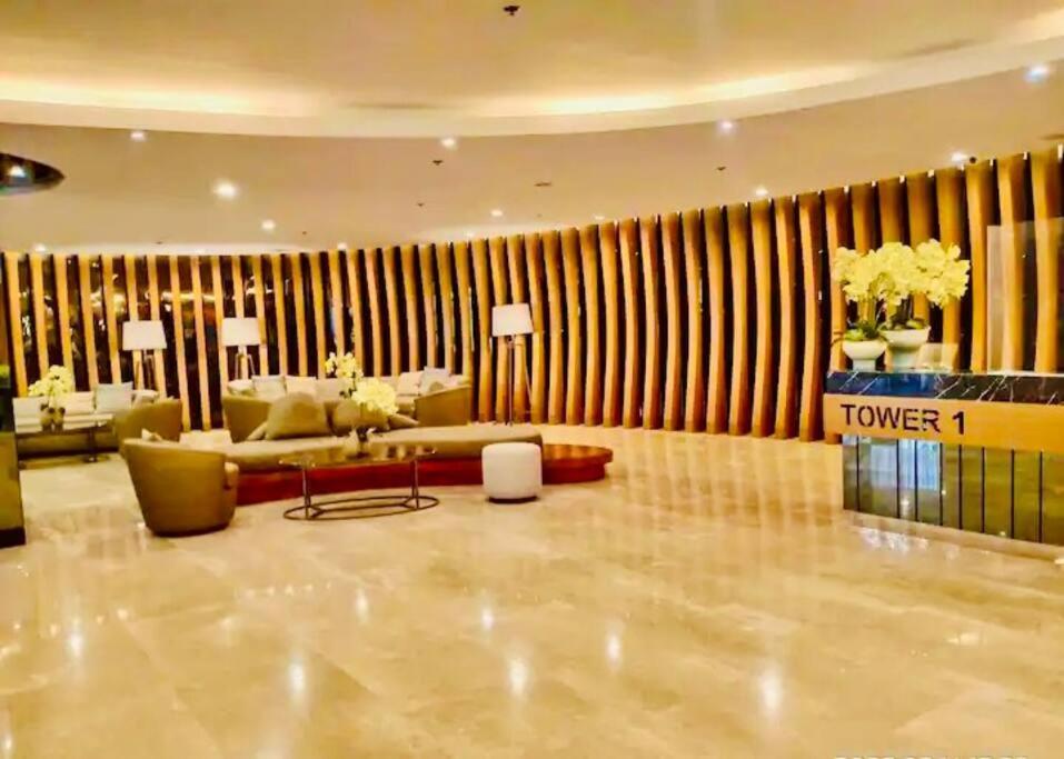 2 Condos, 5 Beds, 2 Cr @ Shore2 Moa Apartment *