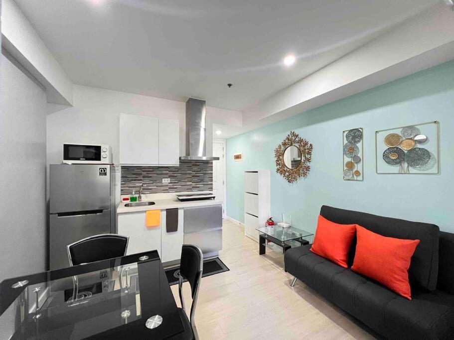 Artist's Haven Creative At Azure Apartment *