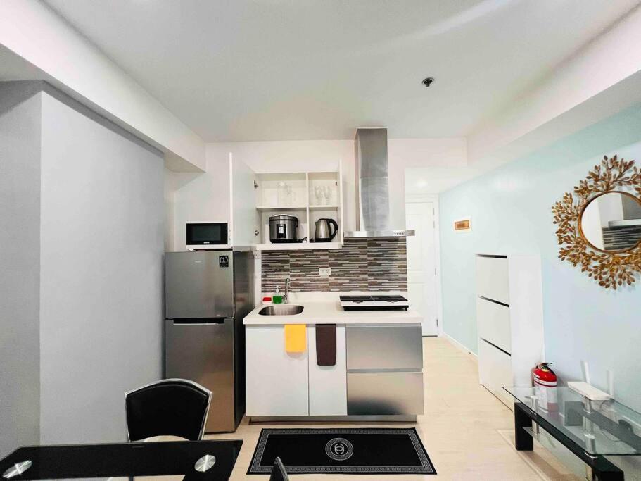 Artist's Haven Creative At Azure Apartment