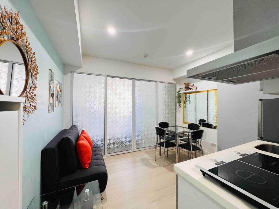 Apartment Artist's Haven Creative At Azure Manila