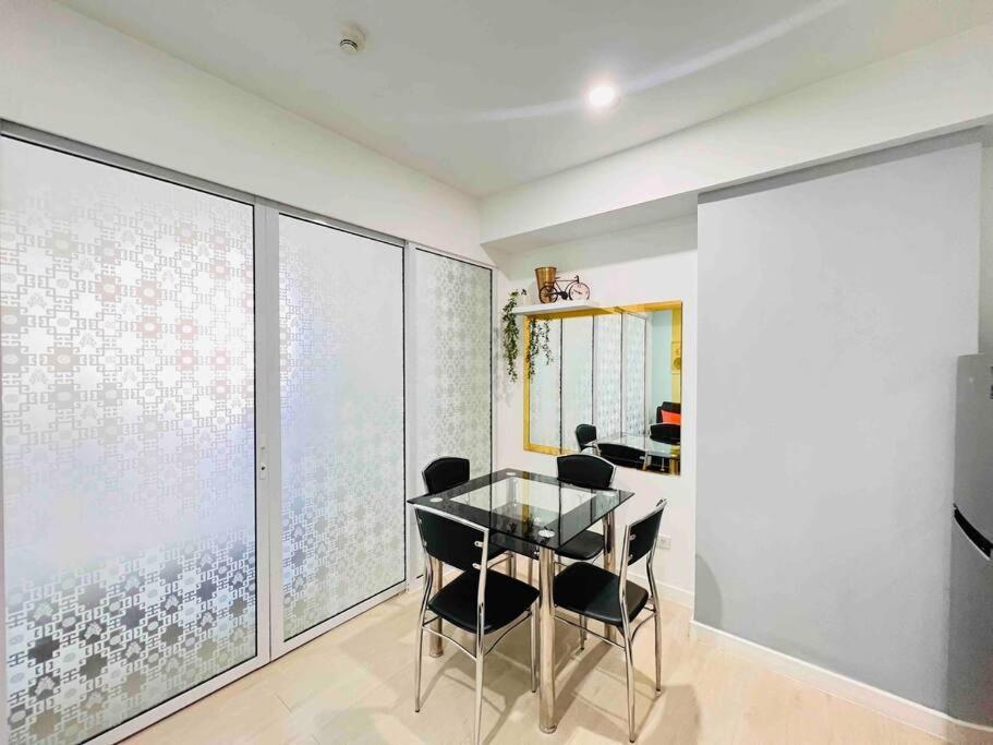 Artist's Haven Creative At Azure Apartment