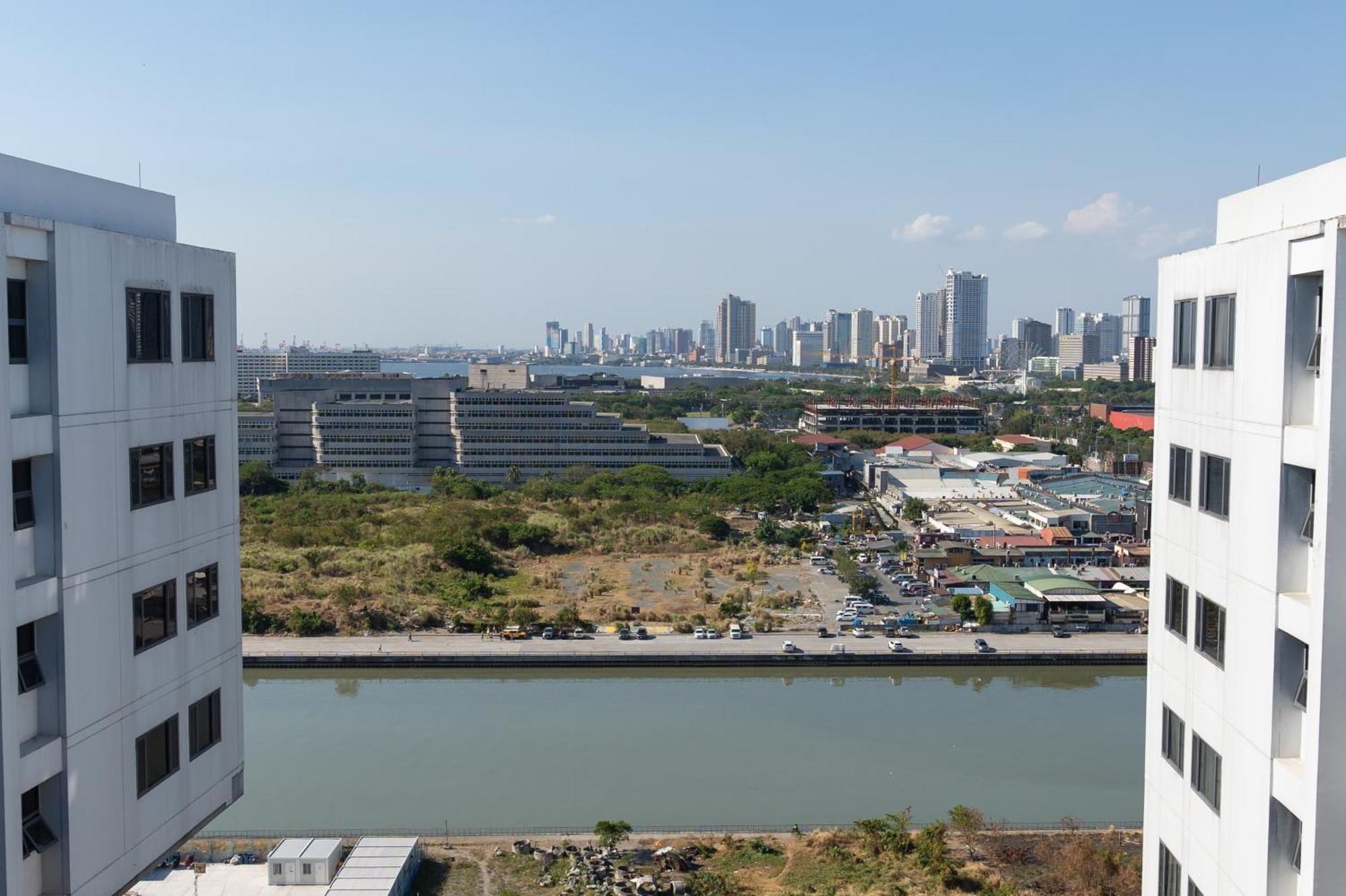 Concrete Palms Near Moa W/ Awesome View Of Manila