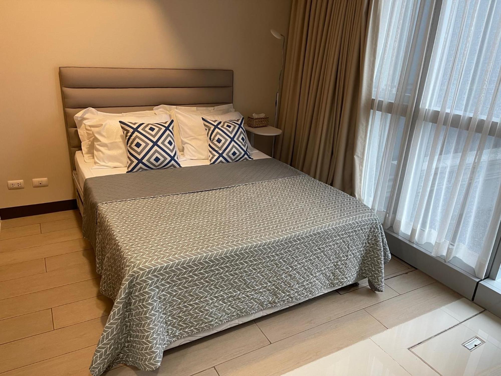 Apartment 1 Bedroom Uptown Parksuites Bgc, High Floor, Morning Sun