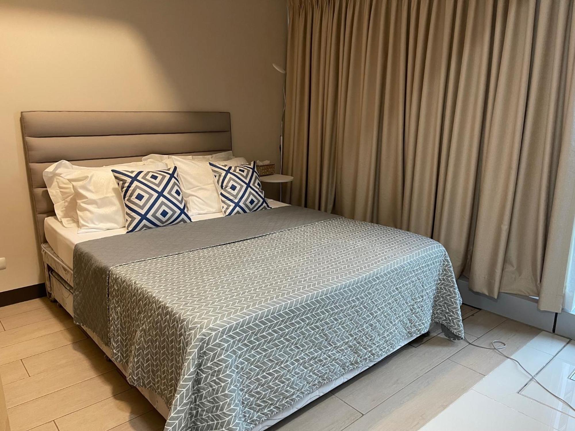 1 Bedroom Uptown Parksuites Bgc, High Floor, Morning Sun Apartment Manila