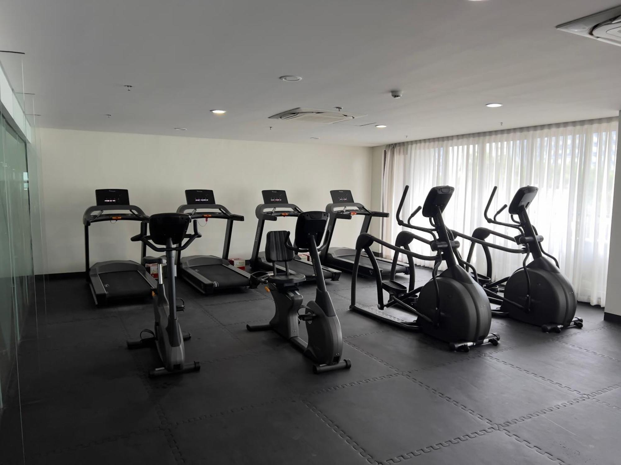Urban Oasis: Prime With Airport Convenience Apartment