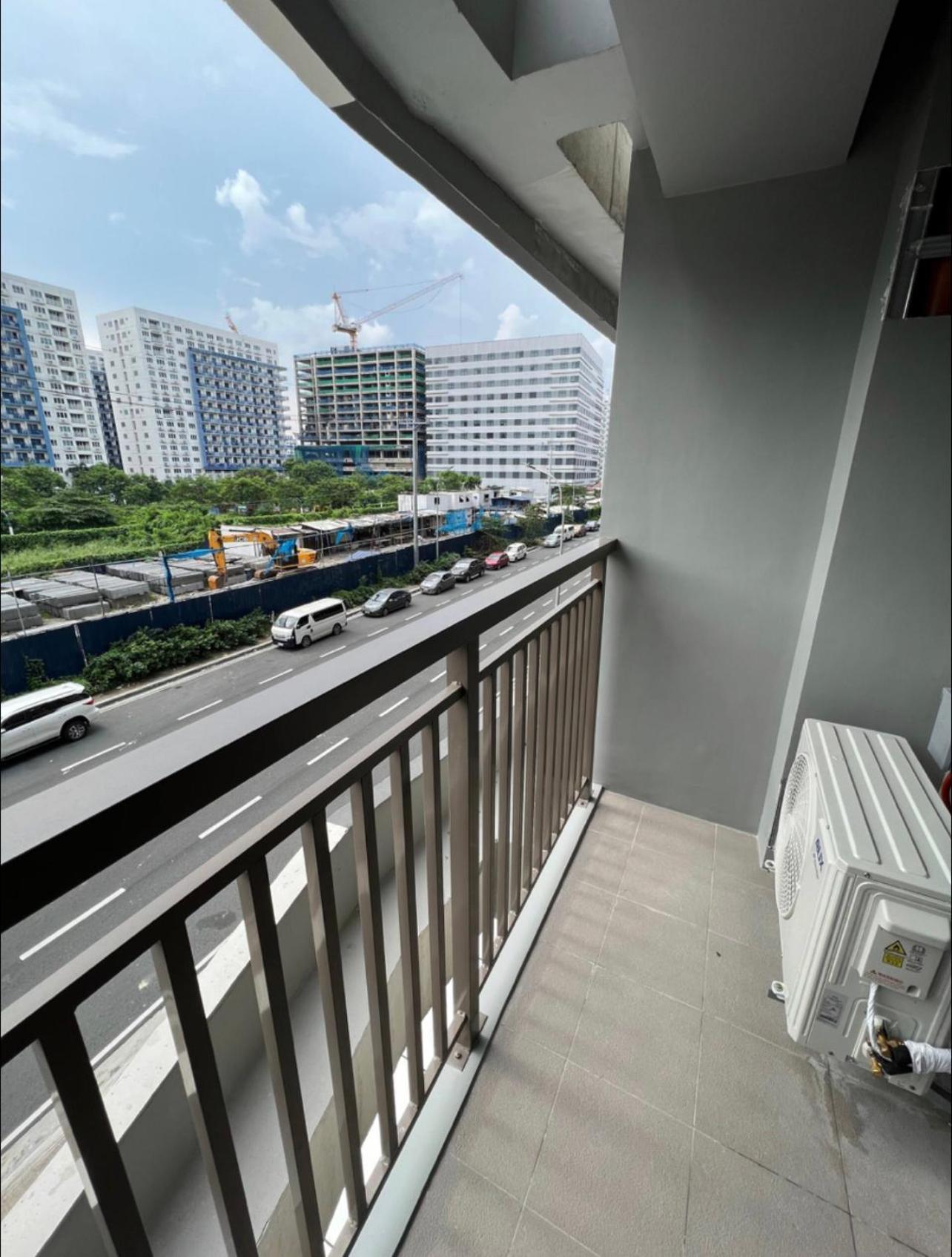 Urban Oasis: Prime With Airport Convenience Apartment *