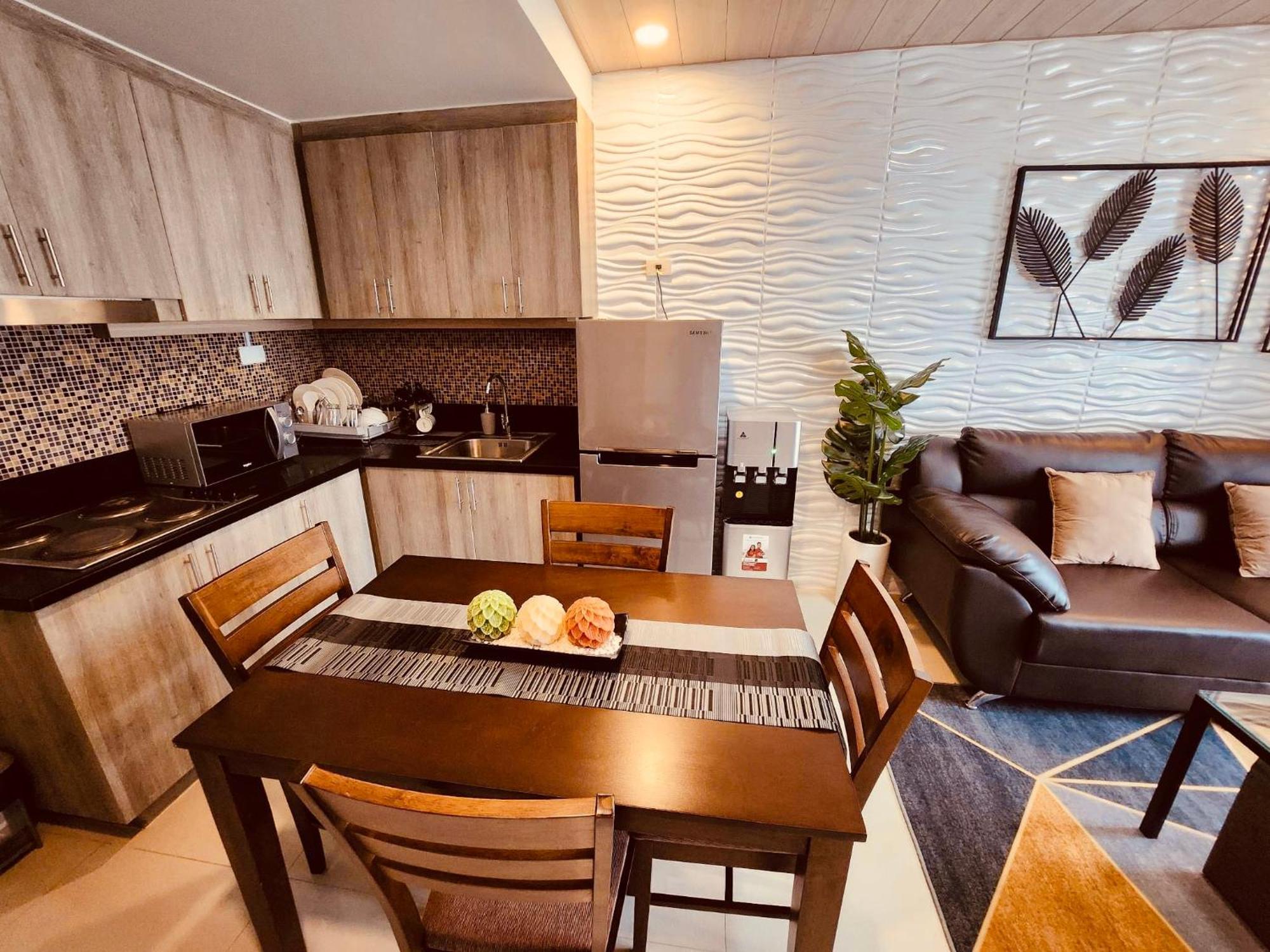 Urban Oasis: Prime With Airport Convenience Apartment *