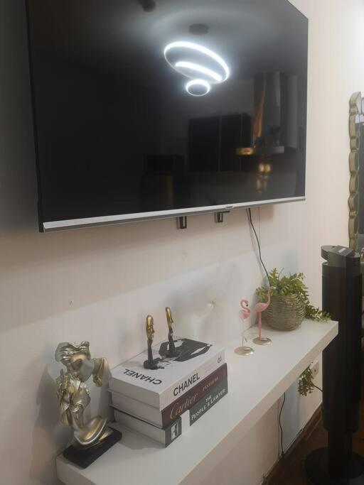 Studio With Netflix, 55in Tv, 200mbs Net, In Heart Of Makati Apartment Manila
