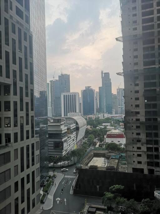 Studio With Netflix, 55in Tv, 200mbs Net, In Heart Of Makati Manila