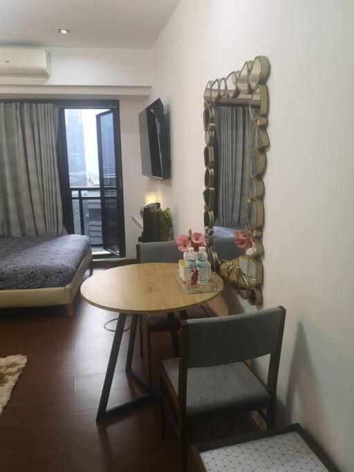 Apartment Studio With Netflix, 55in Tv, 200mbs Net, In Heart Of Makati
