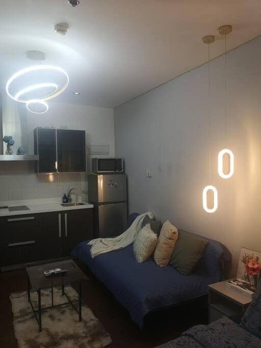 Studio With Netflix, 55in Tv, 200mbs Net, In Heart Of Makati * Manila