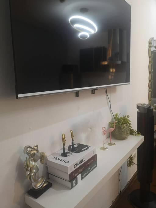 Apartment Studio With Netflix, 55in Tv, 200mbs Net, In Heart Of Makati Manila