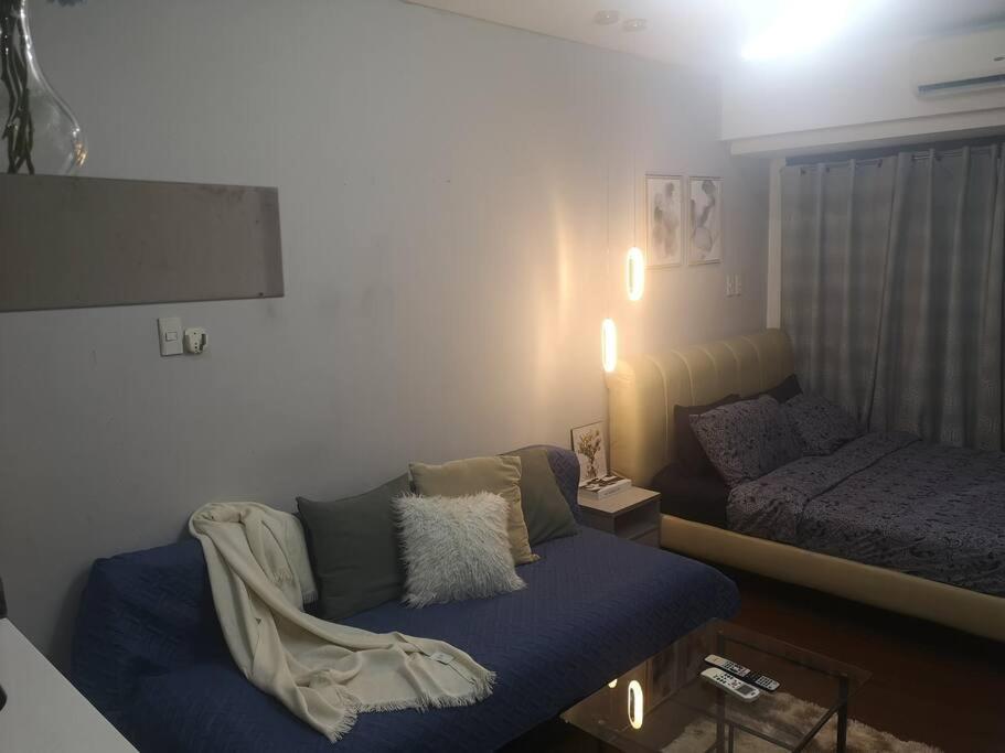 Studio With Netflix, 55in Tv, 200mbs Net, In Heart Of Makati Apartment Manila