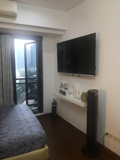 Studio With Netflix, 55in Tv, 200mbs Net, In Heart Of Makati Apartment Manila