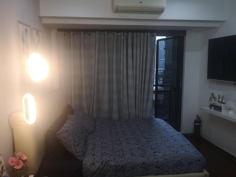 Studio With Netflix, 55in Tv, 200mbs Net, In Heart Of Makati Manila