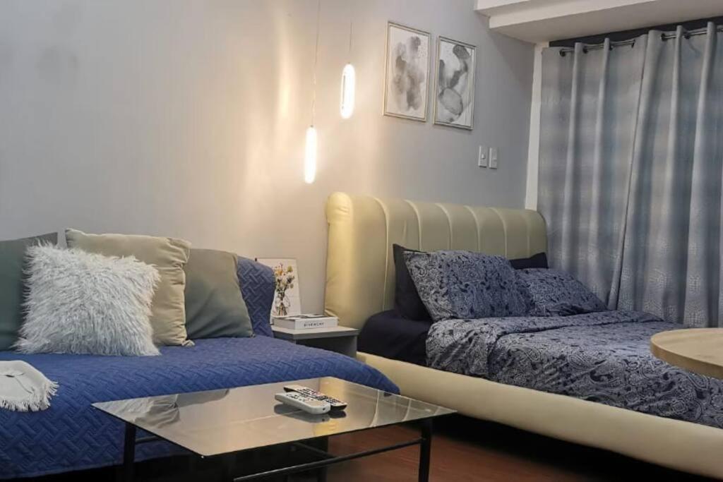 Studio With Netflix, 55in Tv, 200mbs Net, In Heart Of Makati