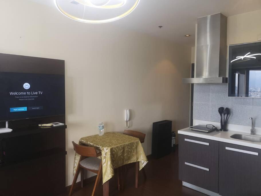 Studio With 200mbs Internet, Netflix & Great View Of Apartment