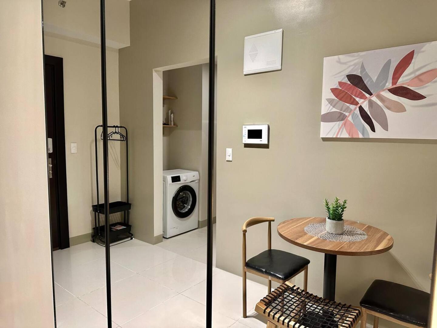 Apartment Private Unit In Uptown Parksuites I & Ii