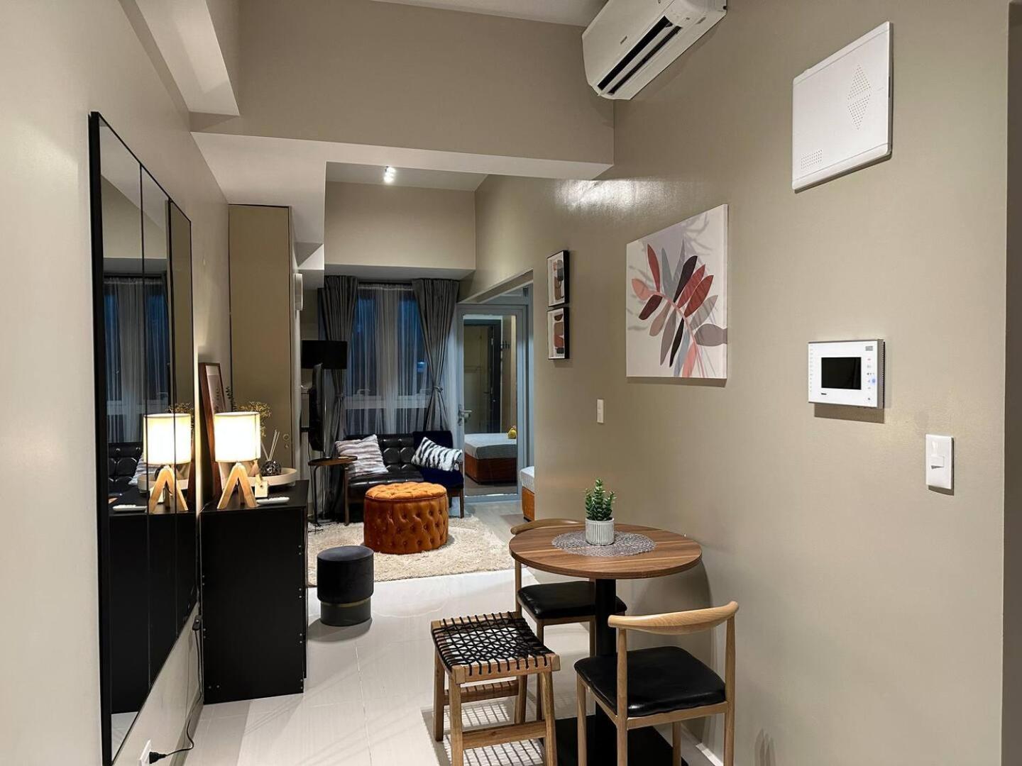 Apartment Private Unit In Uptown Parksuites I & Ii *