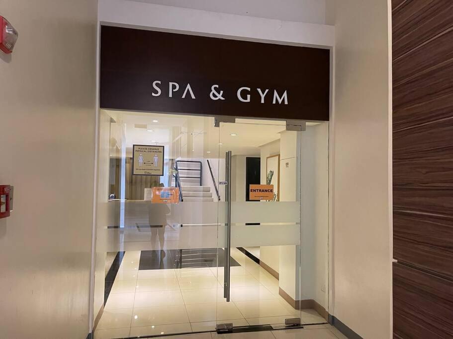Private Unit In Uptown Parksuites I & Ii