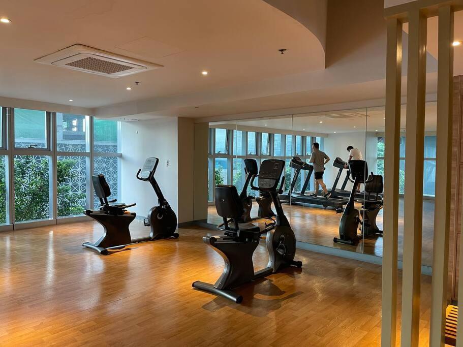 Private Unit In Uptown Parksuites I & Ii