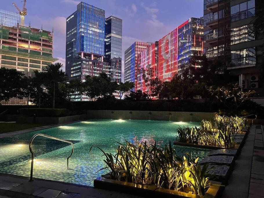 Private Unit In Uptown Parksuites I & Ii