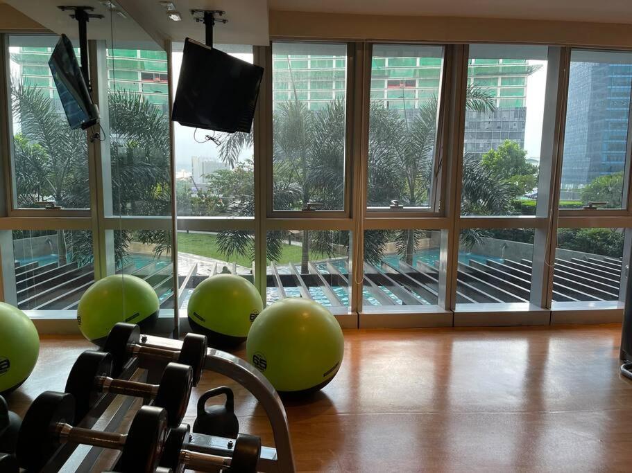 Private Unit In Uptown Parksuites I & Ii Apartment *