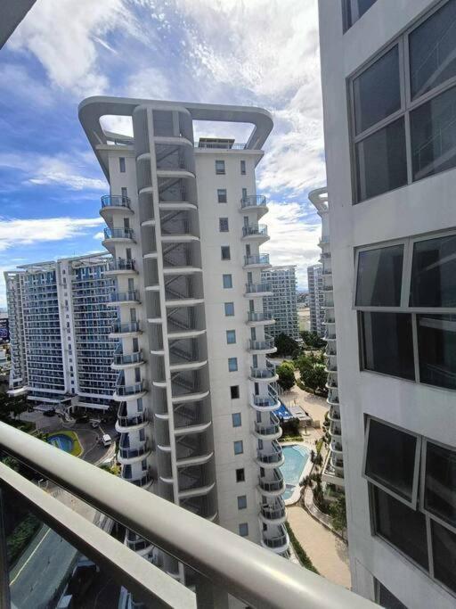 Apartment 1br Condotel Azure Urban Near Airport - 15f #az02 *