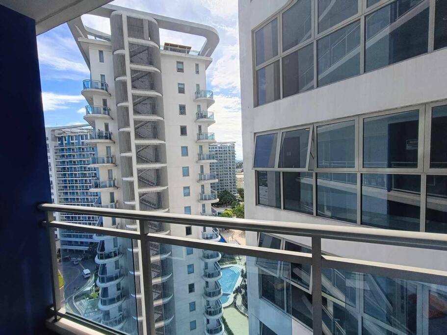 1br Condotel Azure Urban Near Airport - 15f #az02 Apartment