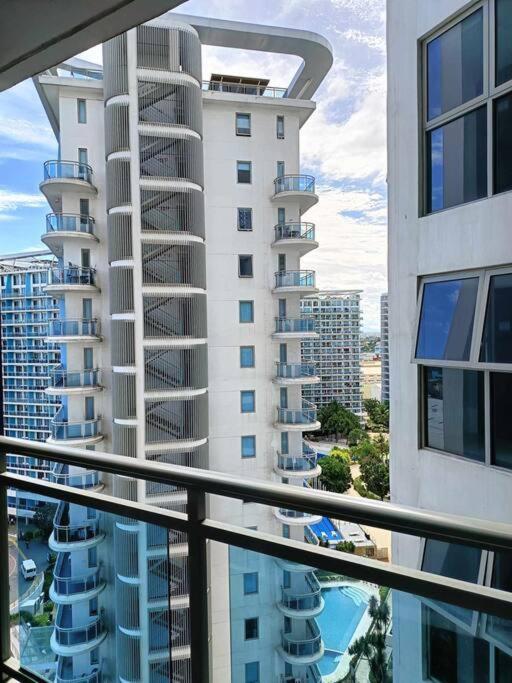 Apartment 1br Condotel Azure Urban Near Airport - 15f #az02
