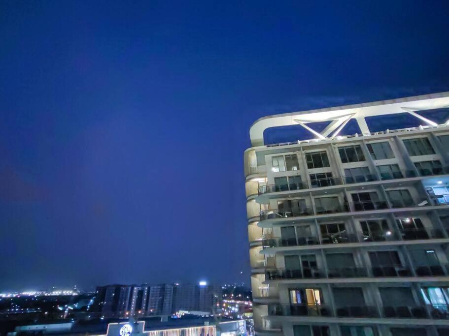 Apartment 1br Condotel Azure Urban Near Airport - 16f #az01 Manila